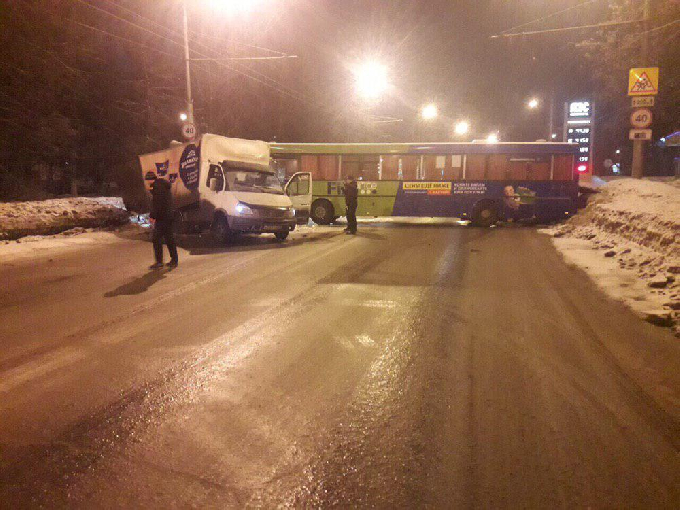 В столкновении автобуса и «Газели» с молоком никто не пострадал