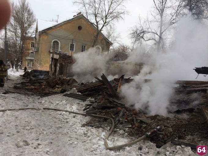 В Саратове пожарные 12 часов тушат расселенный дом
