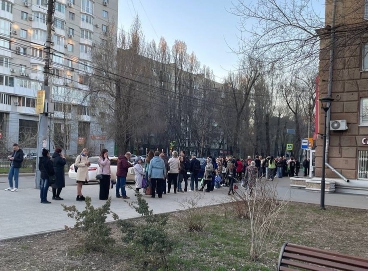 Саратовцы показали огромную очередь на маршрутку