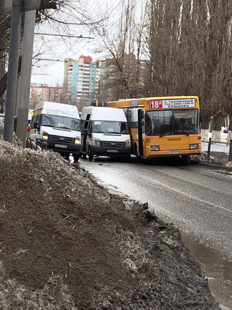 В Саратове маршрутка и автобус заблокировали дорогу на Беговой