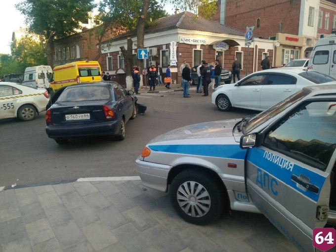 В центре Саратова автомобиль снес знак и задел пешехода