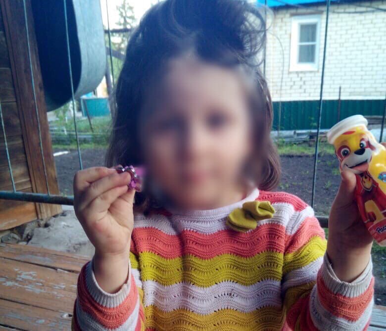 В Саратове 4-летняя девочка спала под кроватью, пока ее искали спасатели
