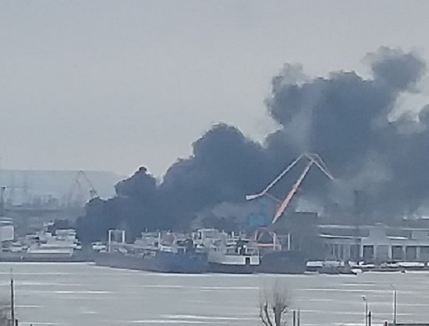 На судостроительном заводе под Саратовом горит баржа