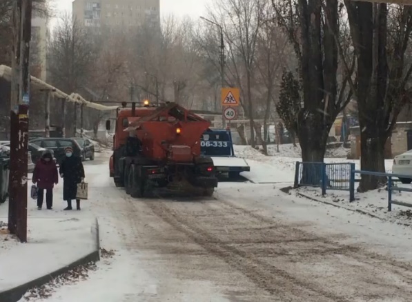 В Саратове на борьбу с начавшимся снегопадом вышли 220 единиц техники
