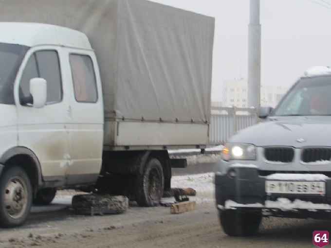 На мосту «Саратов-Энгельс» у «Газели» в ДТП оторвало колесо 