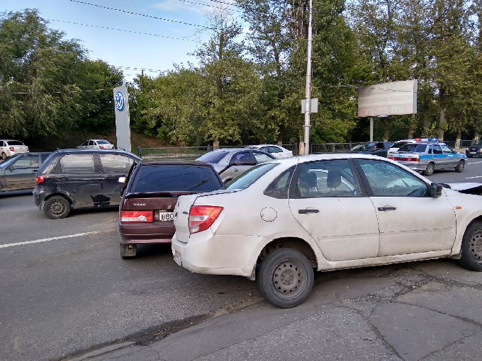 На 3-й Дачной столкнулись 5 автомобилей, ранены двое