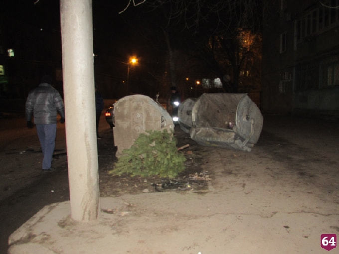 В Саратове иномарка при ДТП разнесла мусорные баки 