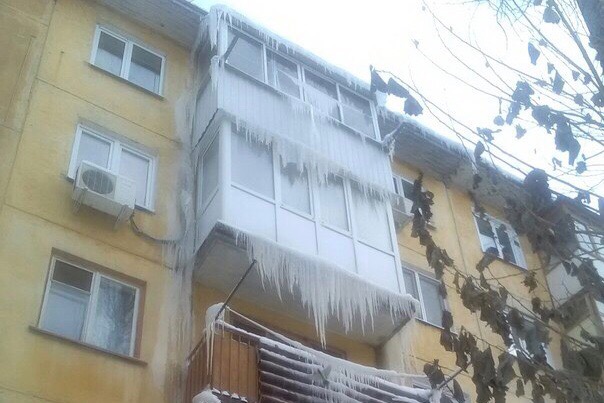 Жители дома на Южной пожаловались на «ледяной водопад»