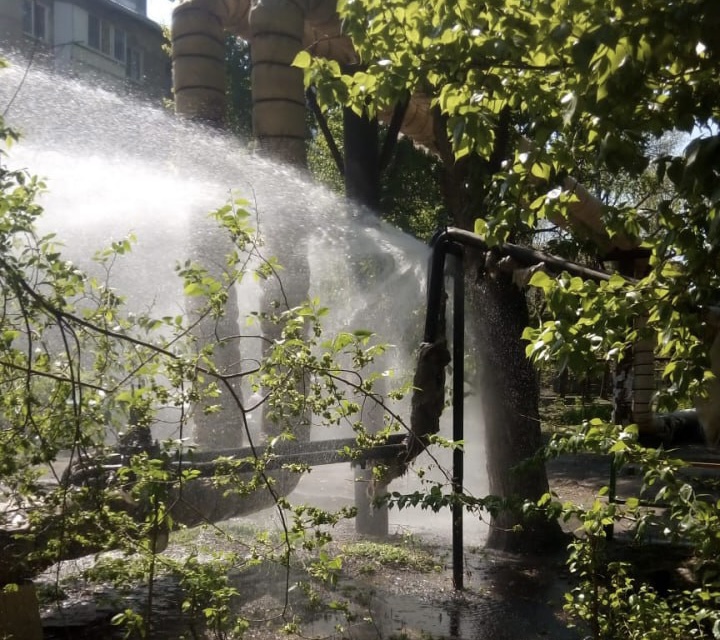 В Саратове водитель протаранил теплотрассу и скрылся