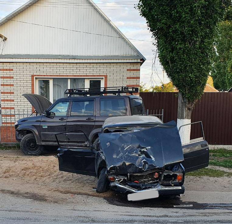 Под Саратовом УАЗ улетел в забор дома после ДТП