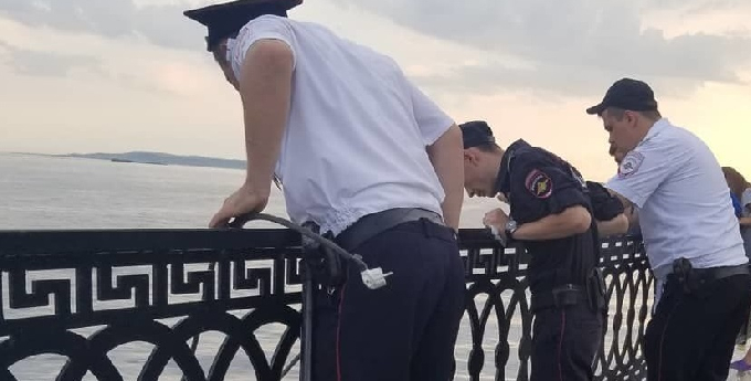 В Саратове уходивший от полицейских мужчина прыгнул в Волгу