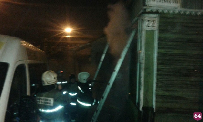 В Саратове у автовокзала горел деревянный дом 