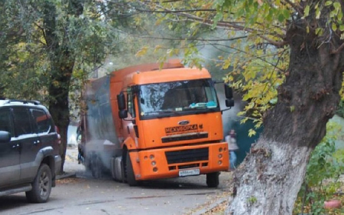 В Саратове под мусоровозом провалился асфальт