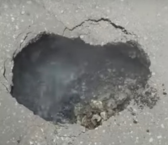 Яму с кипятком перед мостом в Саратове огородили 