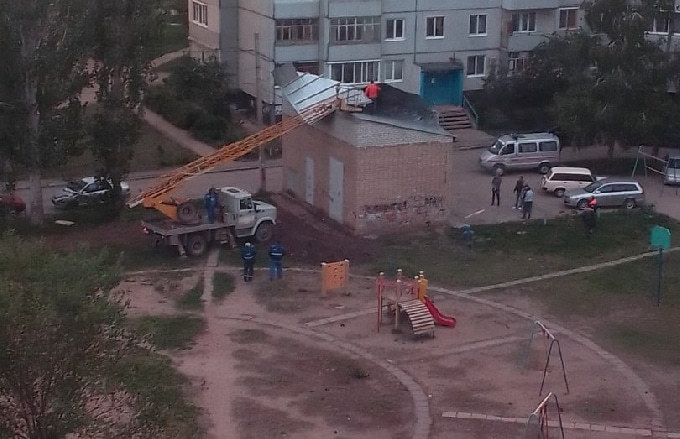 Сильный ветер сорвал крышу с электроподстанции 