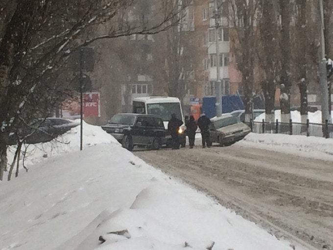 В Саратове микроавтобус врезался во внедорожник