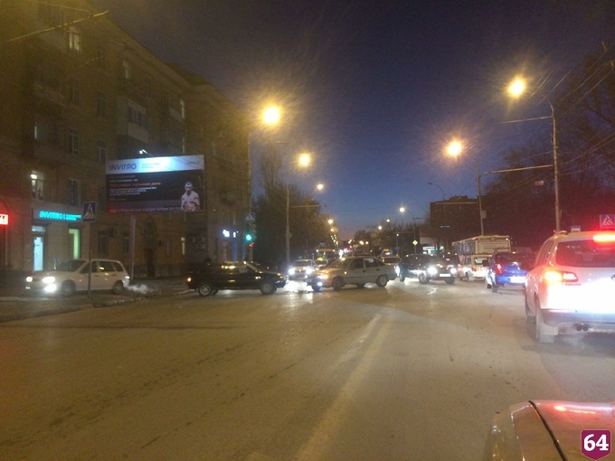 Въезд в Заводской район заблокирован из-за тройного ДТП
