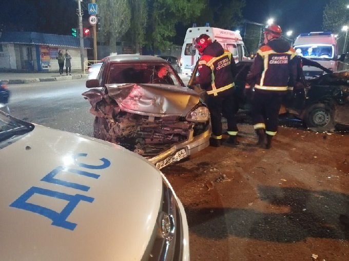 В аварии с «Приорой» ранены двое взрослых и подростки из «Жигулей»