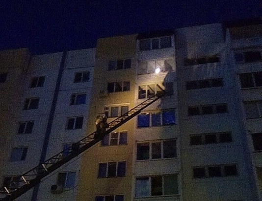 В Саратове из горящей высотки эвакуировали 60 человек