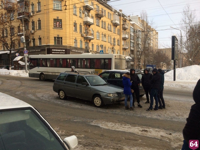 Чапаева частично заблокирована дорожной аварией с «Мицубиси»