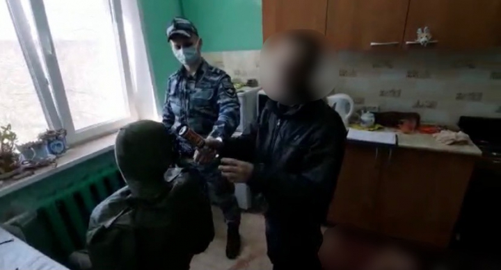 Рабочий захлебнулся кровью на кухне после нападения напарника с ножом
