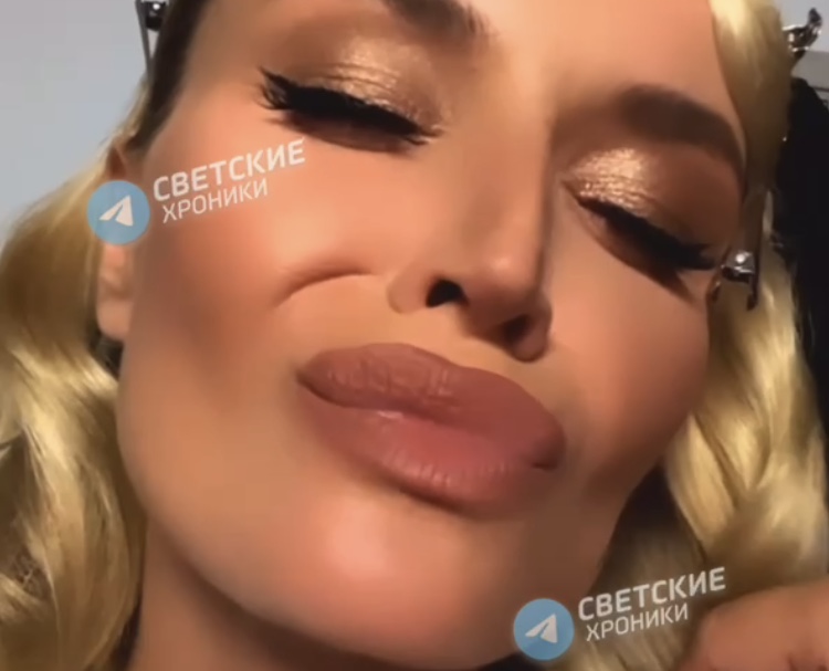 Саратовская певица пообещала научить дуть губы за деньги