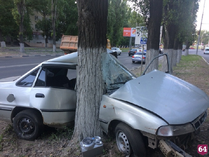 На проспекте Строителей водитель Daewoo Nexia врезался в дерево 