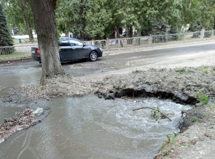 В Саратове рядом со школой появилось коммунальное озеро