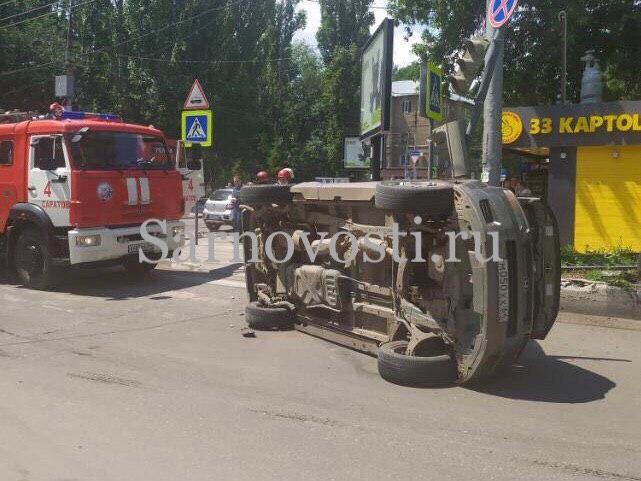 В центре Саратова опрокинулась иномарка с двумя детьми