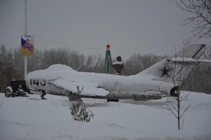 В парке военной техники Энгельса установили истребитель МиГ-17