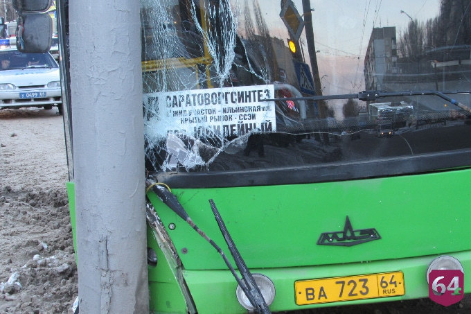 В столкновении со столбом пострадали 4 пассажира автобуса
