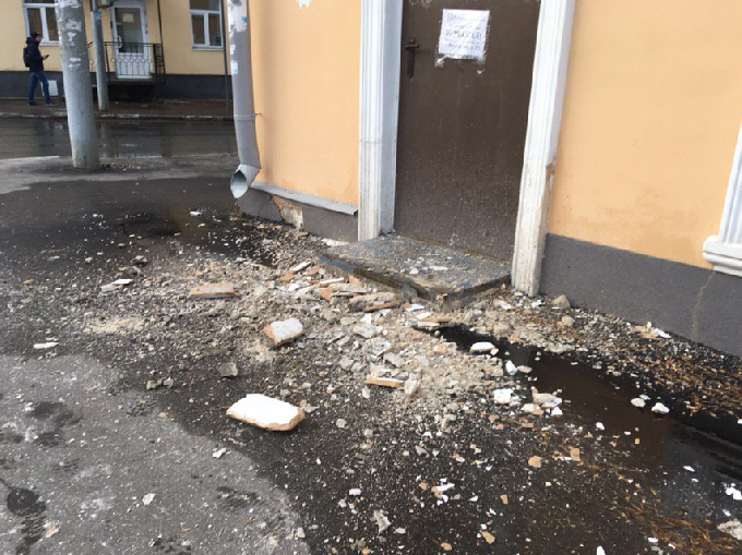 На Московской разваливается отреставрированный фасад