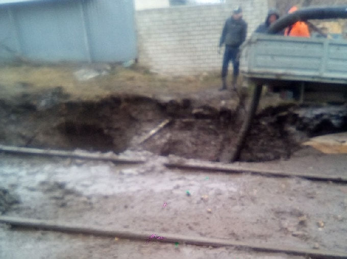 В Саратове из-за провала грунта остановлено движение трамваев 