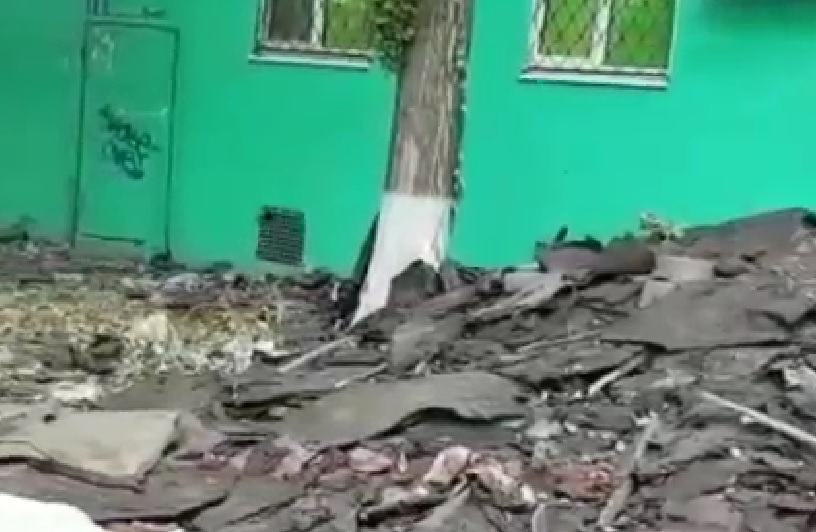 Саратовцы показали «памятник» из остатков кровли дома