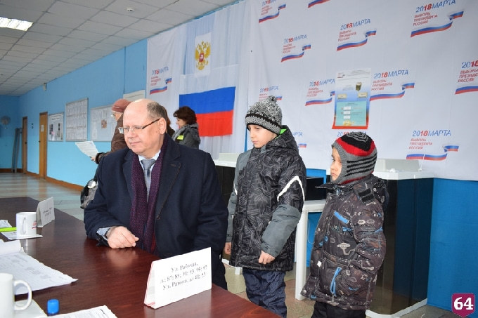 Кузьмин проголосовал на участке с внуками 