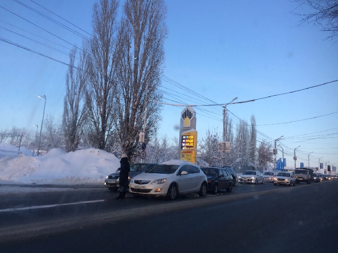 ДТП с двумя автоледи спровоцировало пробку у аэропорта