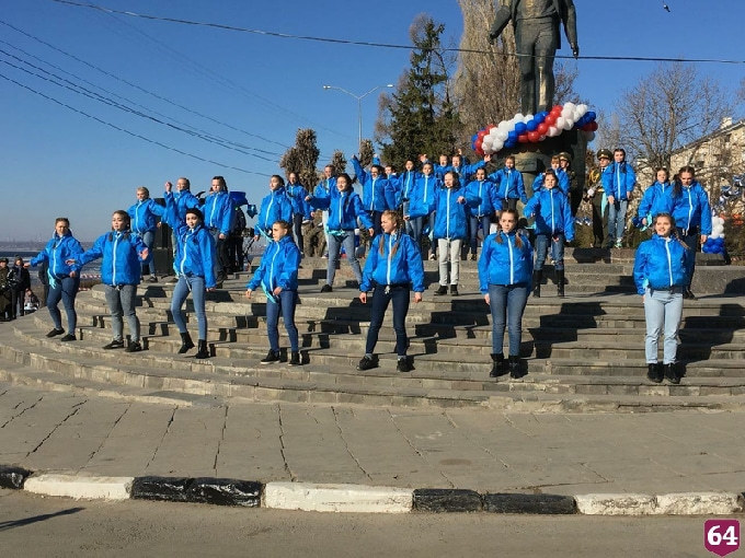 В Саратове День космонавтики отметили танцевальным флешмобом