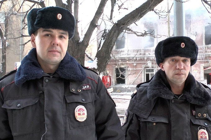 Полицейские помогли пенсионерке выбраться из пылающего дома