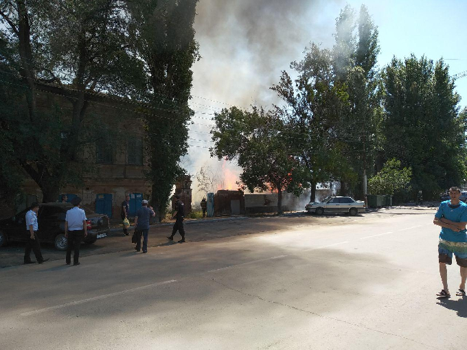 В Энгельсе вспыхнул расселенный дом на улице Пушкина