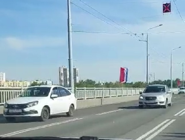 Неизвестные поменяли цвета триколора на мосту через Волгу