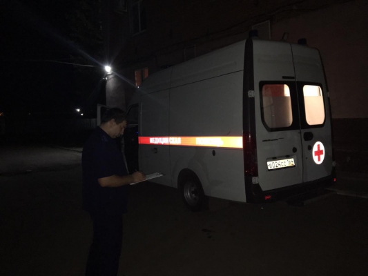 Под Саратовом мужчина со сломанными ребрами умер на пути в больницу