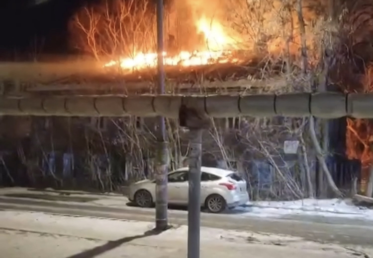 В центре Саратова полыхал расселенный дом