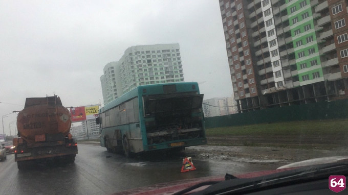 На окраине Саратова загорелся автобус