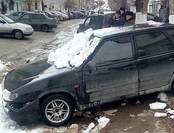 На улице Пугачева упавший с крыши снег повредил 6 автомобилей 