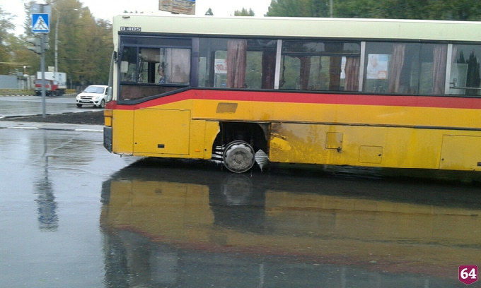 Жителей Саратова возмутил ездивший по городу автобус без колеса