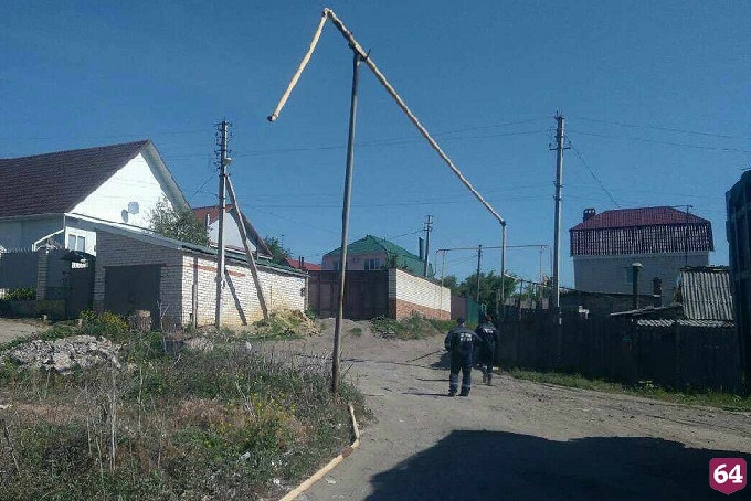 В Саратове КамАЗ снес газовую трубу