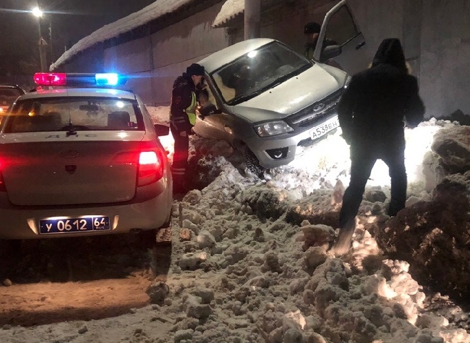 На Новоузенской водитель «Лады» вылетел в придорожный сугроб 