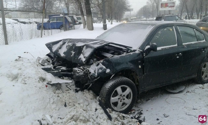 В Саратове 2 человека пострадали в лобовом столкновении