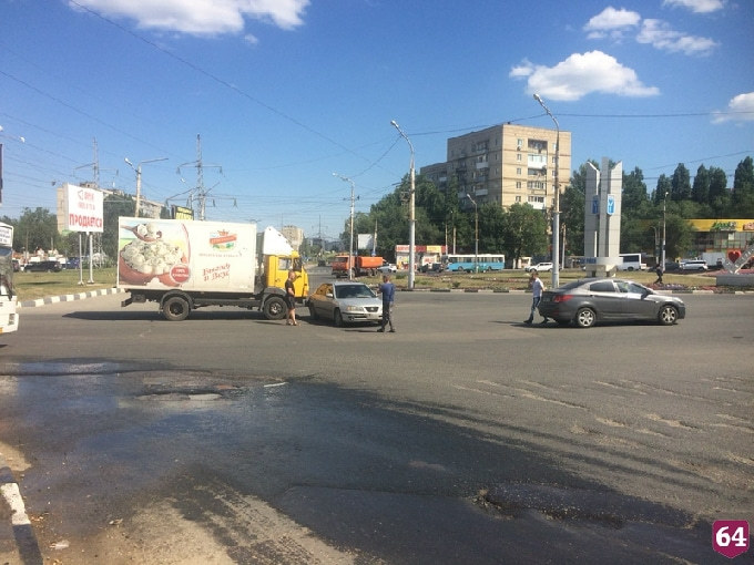 В Саратове на кольце столкнулись две иномарки и грузовик