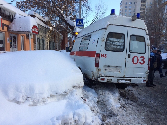 В Саратове «Ниссан» протаранил «скорую» с пациентом
